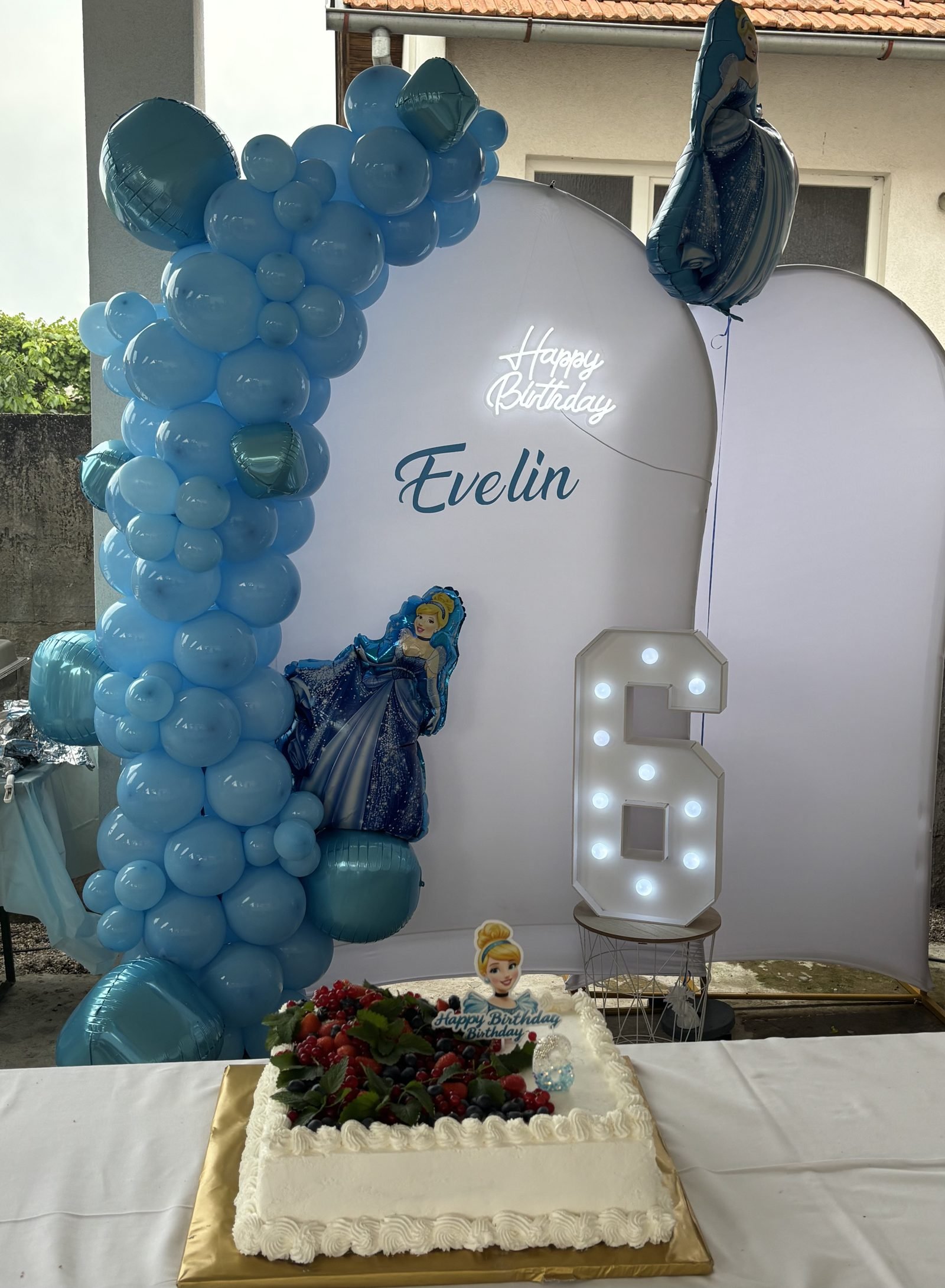 Okrugli balon luk bijelo-zlatno