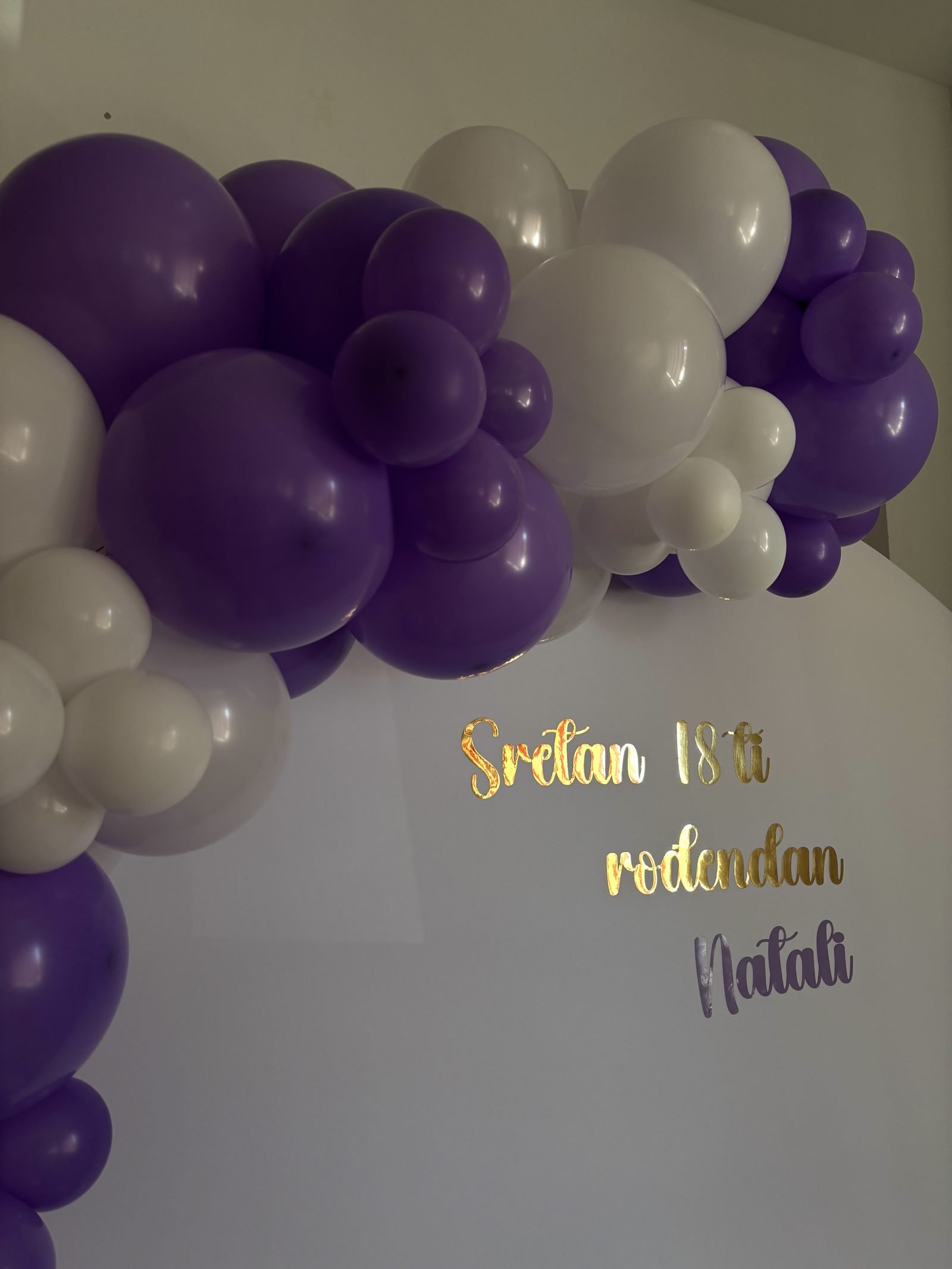 Vanjski event setup s koktel stolovima