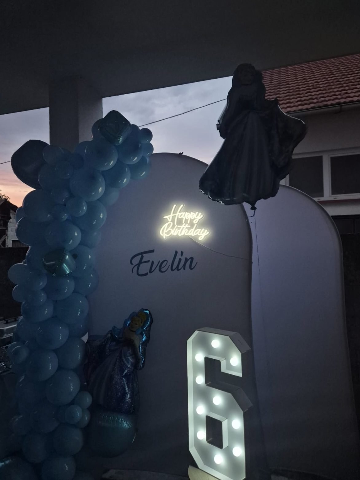 Balon zid u zeleno-zlatnoj kombinaciji